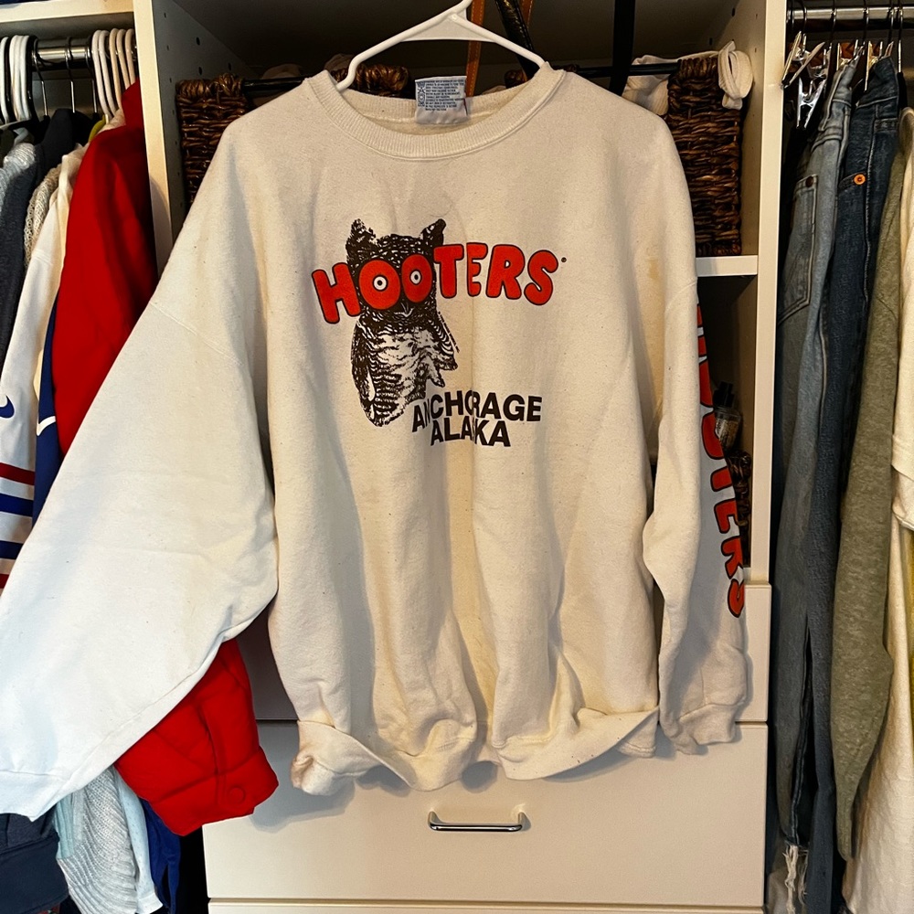 Hooters crew neck